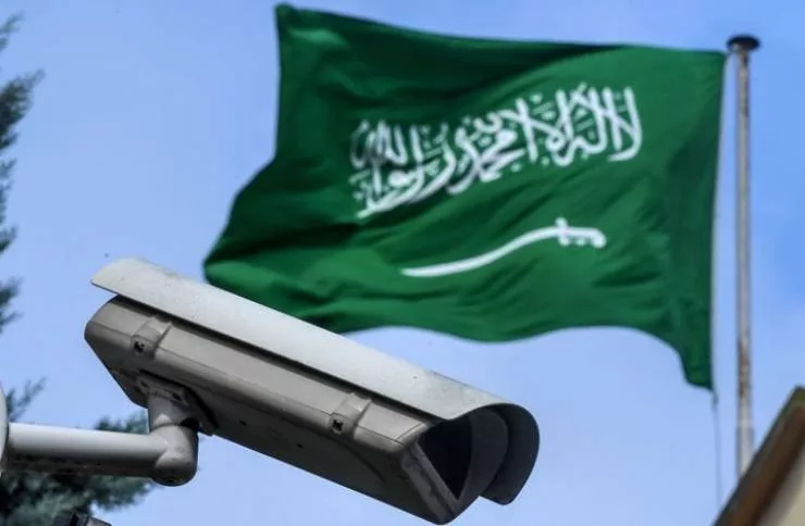 إسرائيلي يطالب ببيت والجنسية السعودية مقابل دخولة للإسلام.. مفاجأة في رد فعل السعوديين!