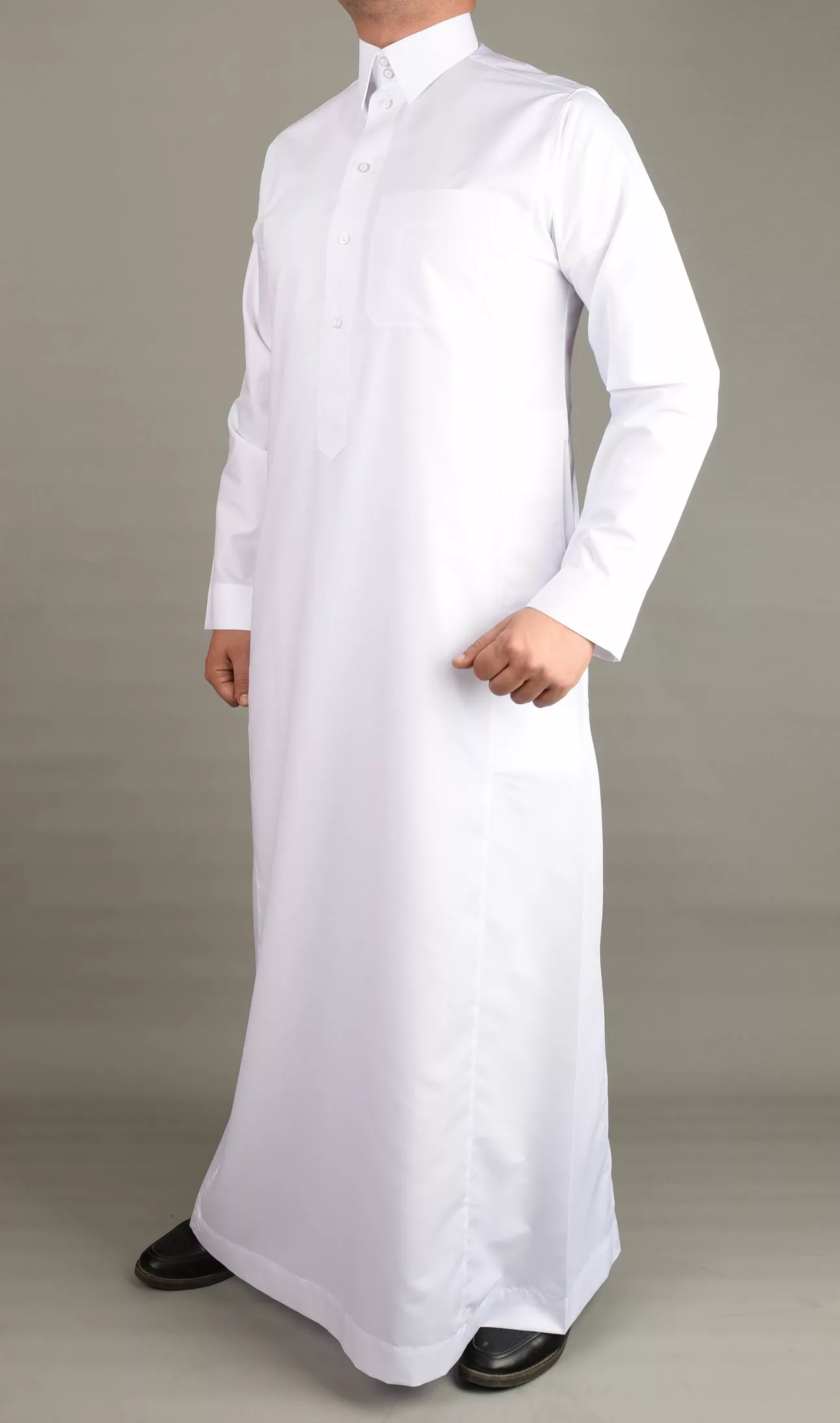 السعودية تعلن عن عقوبة قاسية لكل أجنبي يلبس الثوب السعودي!