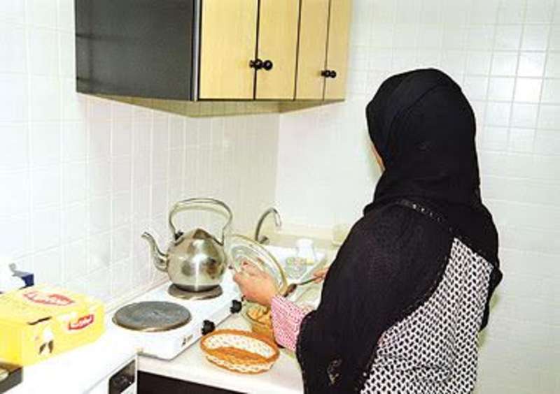 سعودية وضعت كاميرا مراقبة في المطبخ.. فأكتشفت مفاجأة صادمة تفعلها الخدامة كل يوم في العصير!!