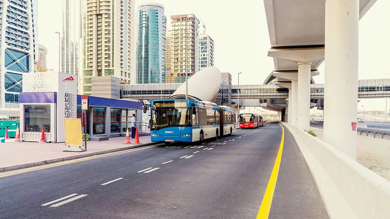 «طرق دبي» تسعى للتوسع في استخدام المركبات والحافلات الكهربائية والهيدروجينية ضمن أسطول حافلات المواصلات العامة.  من المصدر