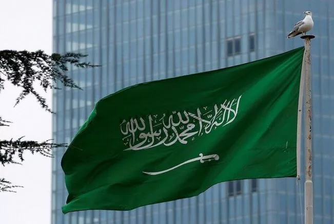 اعلان سعودي رسمي عن أسماء فئات من المقيميين يمكنهم الحصول على الإقامة الدائمة مجاناً